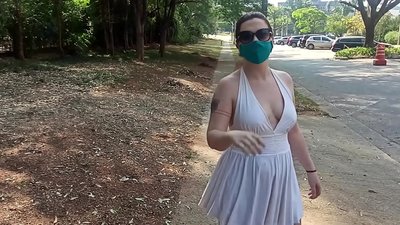 အများသူငှာ ကိုယ်လုံးတီးပုံ- ရုရှားနိုင်ငံမှ မိန်းကလေးတစ်ဦးသည် Rio de Janeiro လမ်းမများပေါ်တွင် သူမ၏အဝတ်အစားများကို ချွတ်ရန် ကြိုးစားသည်။ သူမ အဖမ်းခံလုနီးပါးဖြစ်နေပြီ။